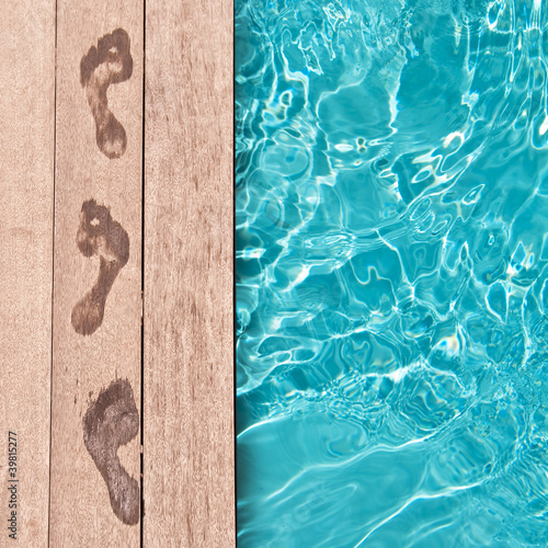 Photo: Traces de pieds nus au bord d'une piscine Traces de pieds nus au bord d'une piscine