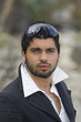 Ragazzo in giacca al mare