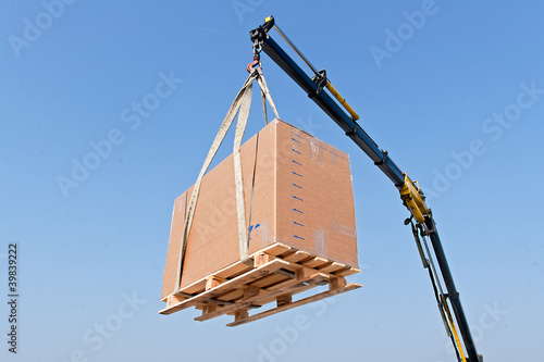 Foto: Crane elevating a box Crane elevating a box