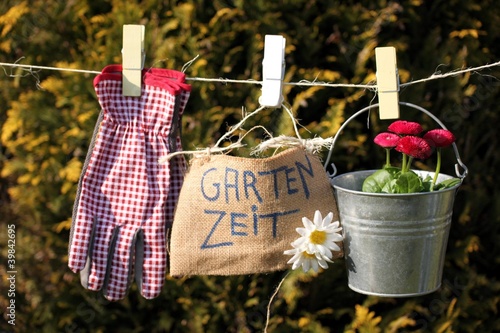 Photo: Gartensachen hängen auf Wäscheleine Gartenzeit Gartensachen hängen auf Wäscheleine Gartenzeit