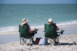 Photo: 2 Urlauber sitzen am Meer 2 Urlauber sitzen am Meer