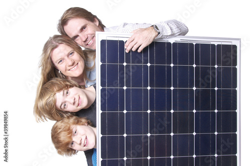 Photo: Familie mit Solarmodul Familie mit Solarmodul