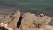 Video: PAREJA DE ENAMORADOS TOMANDO EL SOL EN LA PLAYA PAREJA DE ENAMORADOS TOMANDO EL SOL EN LA PLAYA