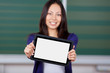 studentin zeigt tablet-computer