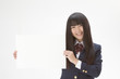 ホワイトボードを持つ黒髪の女子生徒