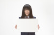 ホワイトボードを持つ黒髪の女子生徒