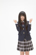 指を指す黒髪の女子生徒
