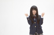 ガッツポーズする黒髪の女子生徒