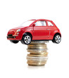 voiture rouge sur ne pile d'euros