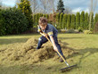 Kleiner Junge bei der Gartenarbeit