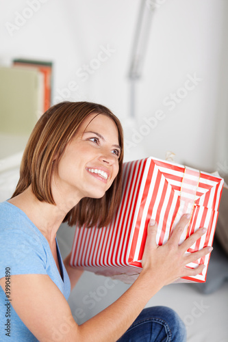 Photo: lachende frau mit einem geschenk lachende frau mit einem geschenk