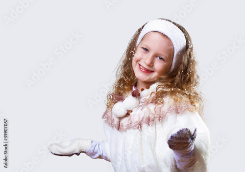 Foto: Cuty little girl in winter wear Cuty little girl in winter wear