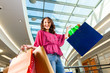 Junge Frau beim Shoppen im Kaufhaus