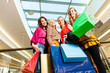 Vier Freundinnen beim Shoppen in einer Mall