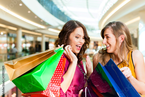 Foto: Zwei Freundinnen beim Shoppen in einer Mall Zwei Freundinnen beim Shoppen in einer Mall