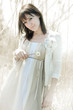 Photo: mode frau mit pusteblume im feld pastell mode frau mit pusteblume im feld pastell