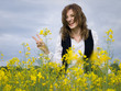 Foto: girl in rapeseed field girl in rapeseed field