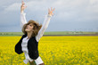 Foto: girl in rapeseed field girl in rapeseed field
