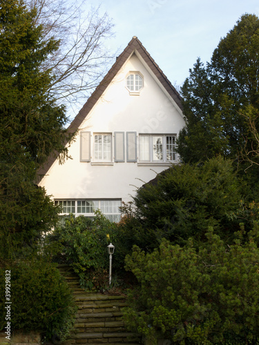 Photo: älteres Einfamilienhaus mit grünem Vorgarten älteres Einfamilienhaus mit grünem Vorgarten