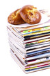 Foto: stack of magazines and white plate with pies stack of magazines and white plate with pies