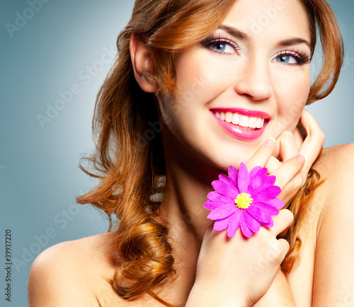 Foto: Beautiful happy smiling woman with long curly hair Beautiful happy smiling woman with long curly hair