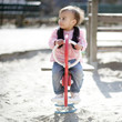 Kleinkind auf dem Spielplatz