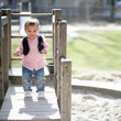 Kleinkind auf dem Spielplatz