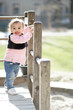 Kleinkind auf dem Spielplatz