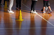 Pieds d'enfants dans salle de sports