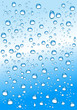Wassertropfen an blauer Wand