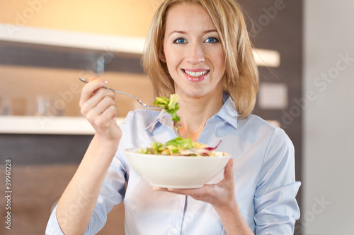 Photo: frau isst salat in der küche frau isst salat in der küche