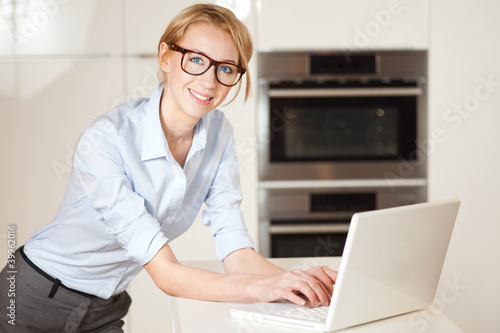 Photo: junge frau mit laptop junge frau mit laptop
