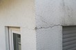Risse in einer Außenwand