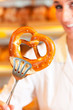 Verkäuferin verpackt Brot in einer Bäckerei