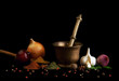 Foto: épices et aromates sur fond noir épices et aromates sur fond noir