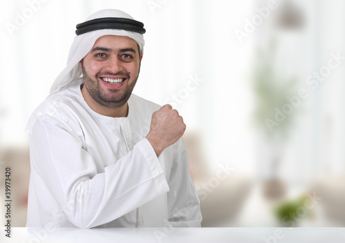 Foto: arabian businessman working in his office arabian businessman working in his office