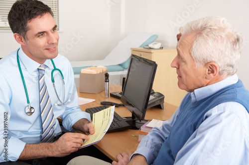Foto: British GP talking to senior man in surgery British GP talking to senior man in surgery