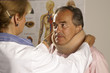 Foto: Ärztin legt einem Patienten eine Halskrause an Ärztin legt einem Patienten eine Halskrause an
