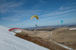 parapentes dans le ciel d'Auvergne