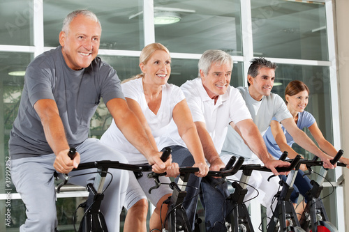 Foto: Senioren im Spinning-Kurs im Fitnessstudio Senioren im Spinning-Kurs im Fitnessstudio