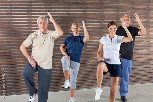 Foto: Senioren machen Aerobic Senioren machen Aerobic