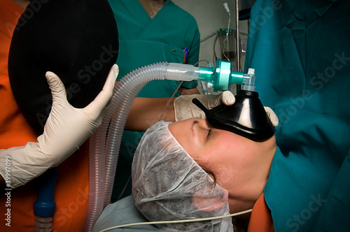 Photo: Applying anesthesia during surgery Applying anesthesia during surgery