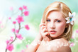junge blonde Frau vor Frühlingshintergrund