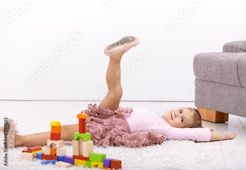 Foto: Little ballerina posing on floor Little ballerina posing on floor