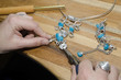 mains de femme créant des bijoux de mode