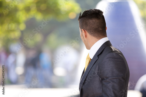 Foto: Modern businessman at the city park Modern businessman at the city park