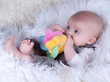 bébé de 4 mois qui joue