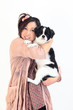 犬を抱く女性