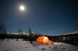 Caming im Winter unter dem Mond