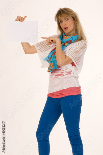 Foto: Modische Frau mit Schild Modische Frau mit Schild